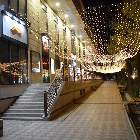 Yellow Apartment In The Center Of บิชเคก ภายนอก รูปภาพ