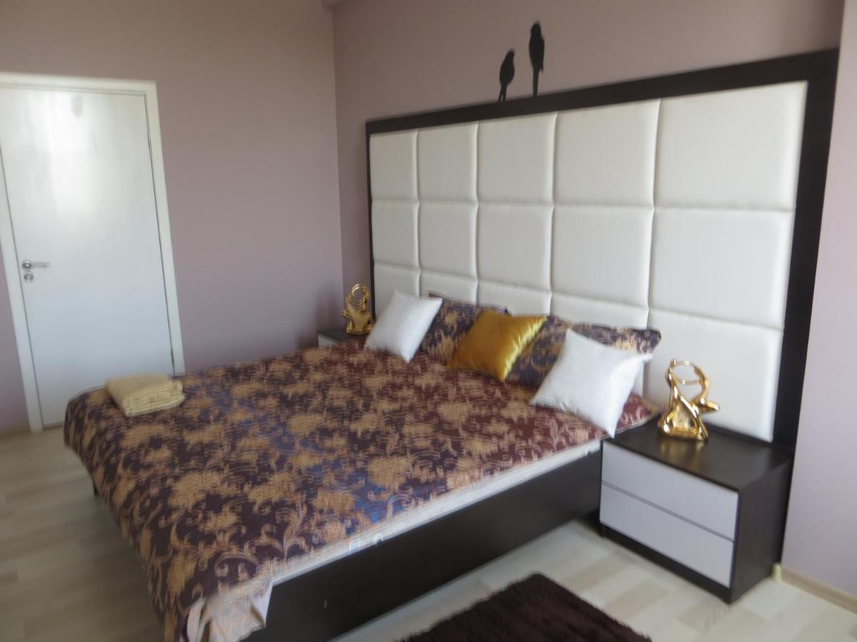 Yellow Apartment In The Center Of บิชเคก ภายนอก รูปภาพ