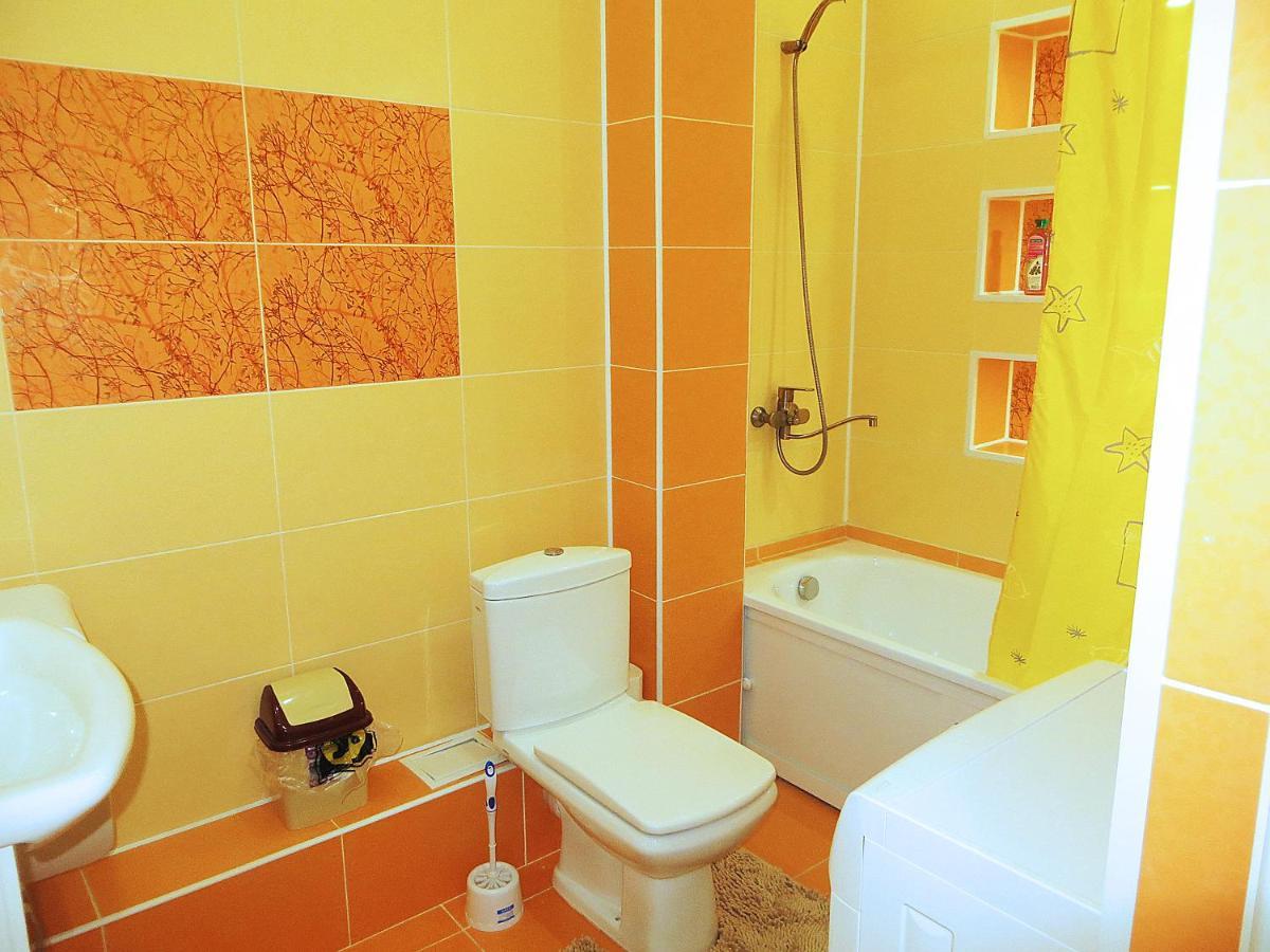 Yellow Apartment In The Center Of บิชเคก ภายนอก รูปภาพ