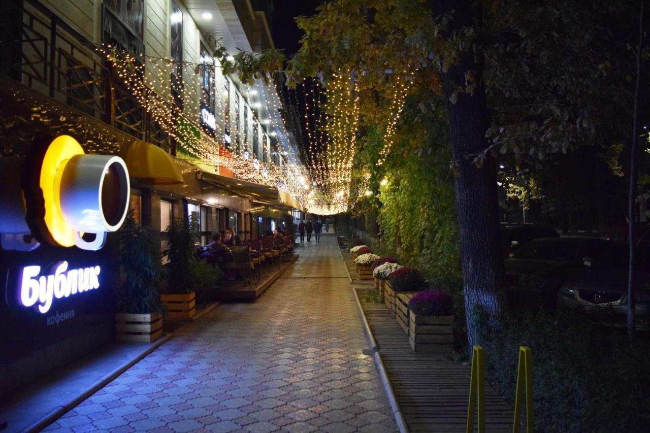Yellow Apartment In The Center Of บิชเคก ภายนอก รูปภาพ