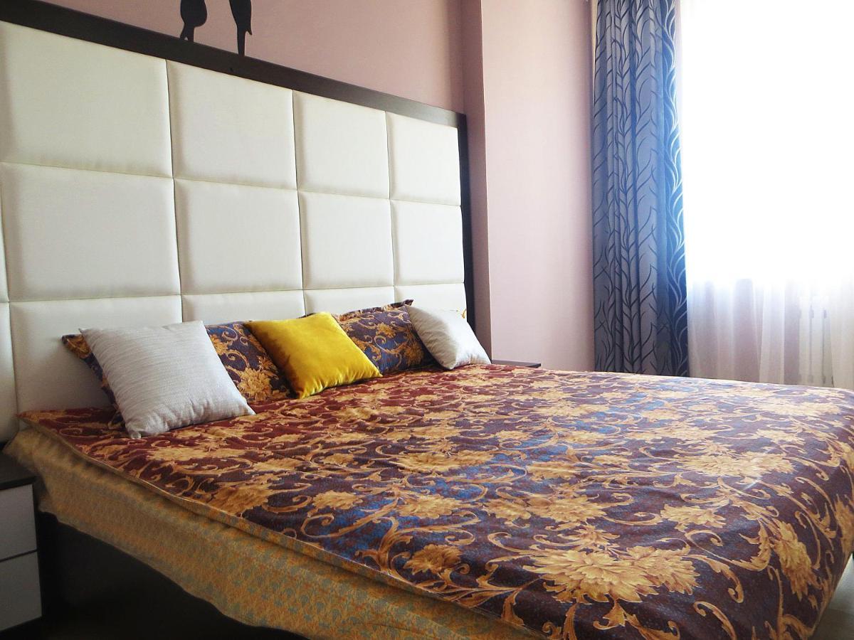 Yellow Apartment In The Center Of บิชเคก ภายนอก รูปภาพ