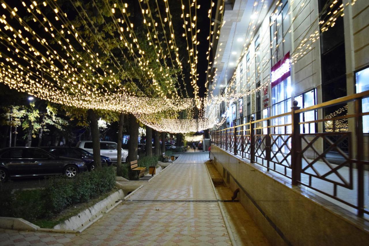 Yellow Apartment In The Center Of บิชเคก ภายนอก รูปภาพ