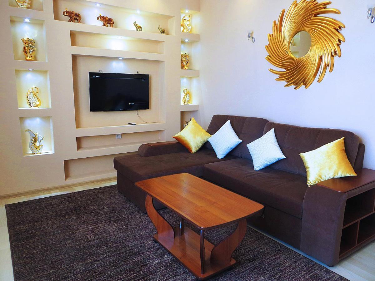 Yellow Apartment In The Center Of บิชเคก ภายนอก รูปภาพ