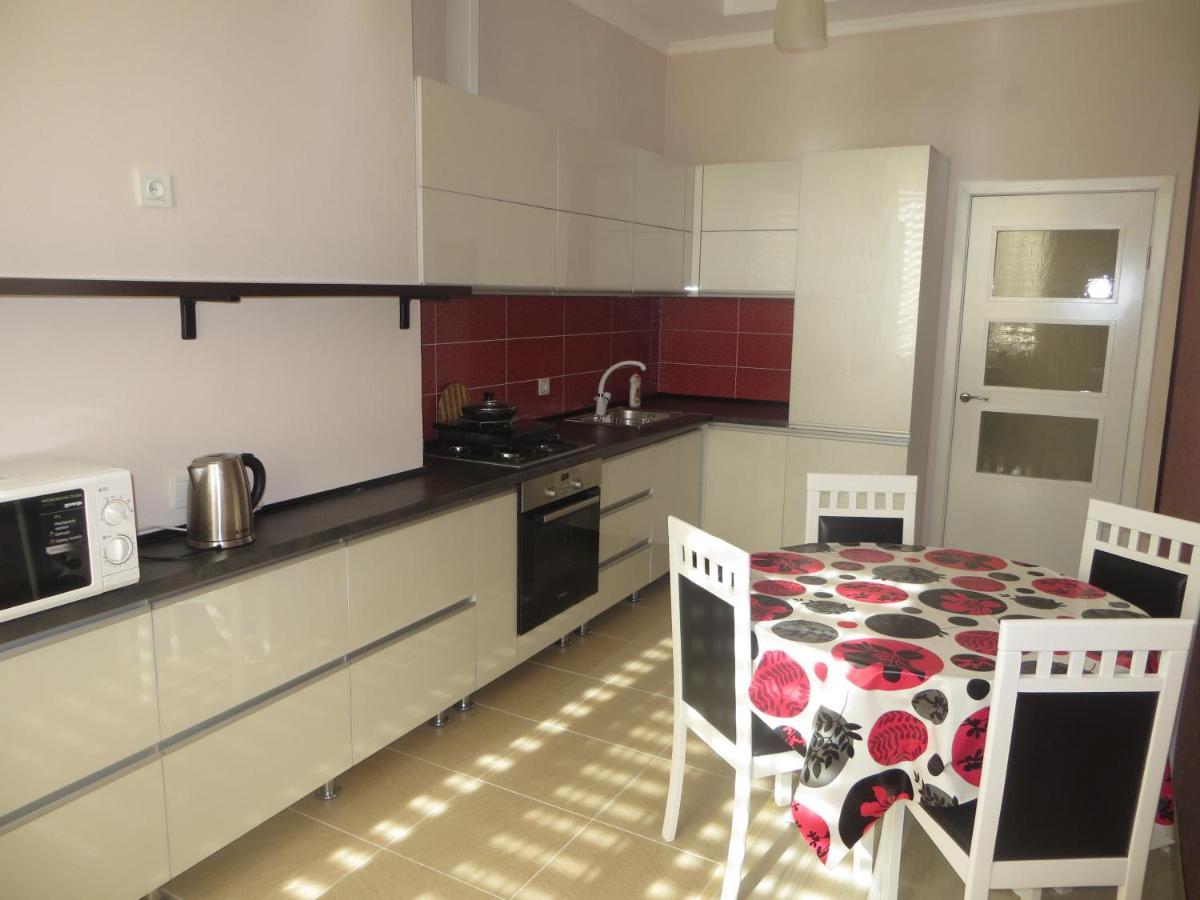 Yellow Apartment In The Center Of บิชเคก ภายนอก รูปภาพ